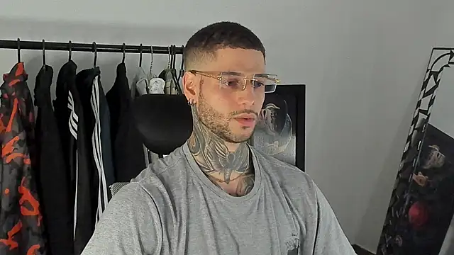 Snapshot of _jamesleandros1 chatting on 12.16.25 jamesleandros1 online show from 12.16.25