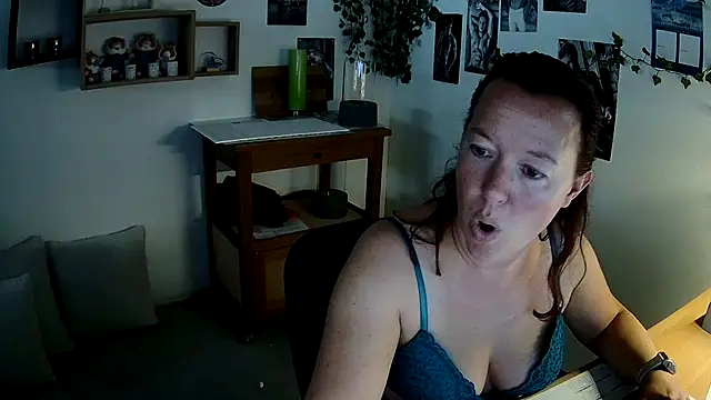 Snapshot of AnyaKrey@xh chatting on 10.19.25 AnyaKreyxh online show from 10.19.25