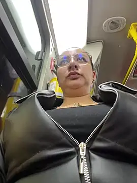 Abril Luv online show from 03.11.25