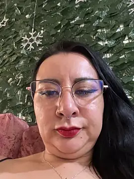 Abril Luv online show from 03.11.25