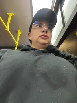 Abril Luv online show from 03.15.25