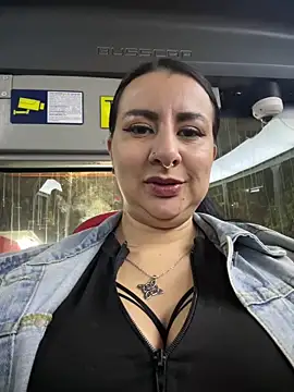 Abril Luv online show from 12.20.25