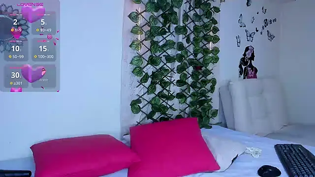 Snapshot of Juli_Castillo8 chatting on 09.25.25 Juli Castillo8 online show from 09.25.25