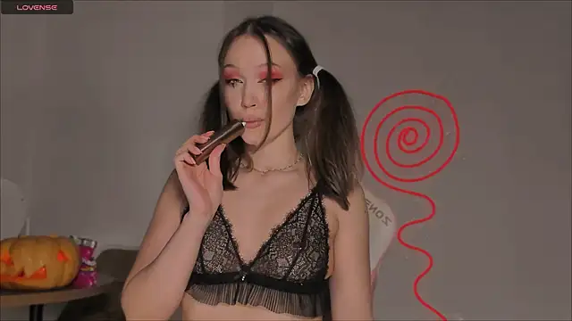 Snapshot of Amelia_Lein chatting on 10.31.25 Amelia Lein online show from 10.31.25