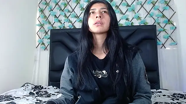 Snapshot of EmmaWilliamss chatting on 12.20.25 EmmaWilliamss online show from 12.20.25