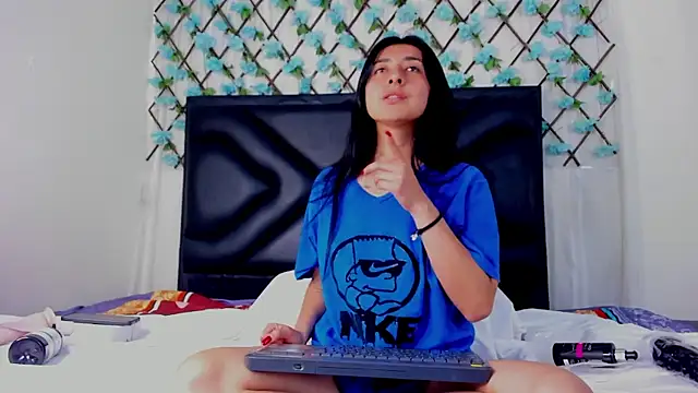 Snapshot of EmmaWilliamss chatting on 03.26.26 EmmaWilliamss online show from 03.26.26