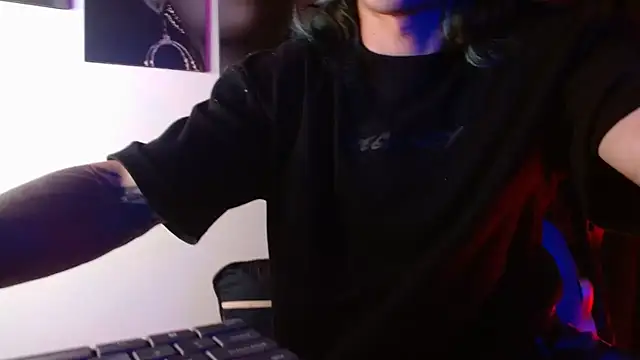 Snapshot of AlbertBernal69 chatting on 11.28.25 AlbertBernal69 online show from 11.28.25