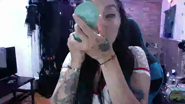 Snapshot of AngelaQueen_ chatting on 10.29.25 AngelaQueen  online show from 10.29.25