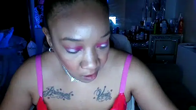 Snapshot of YasmineMinaj chatting on 02.15.25 YasmineMinaj online show from 02.15.25