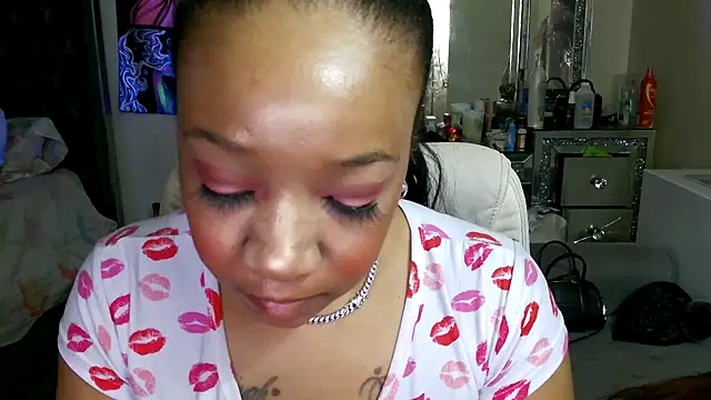 Snapshot of YasmineMinaj chatting on 02.19.25 YasmineMinaj online show from 02.19.25