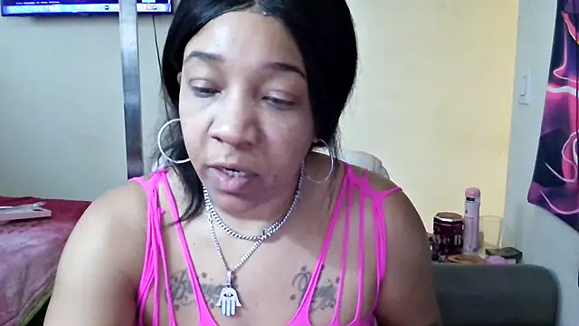 Snapshot of YasmineMinaj chatting on 11.14.25 YasmineMinaj online show from 11.14.25