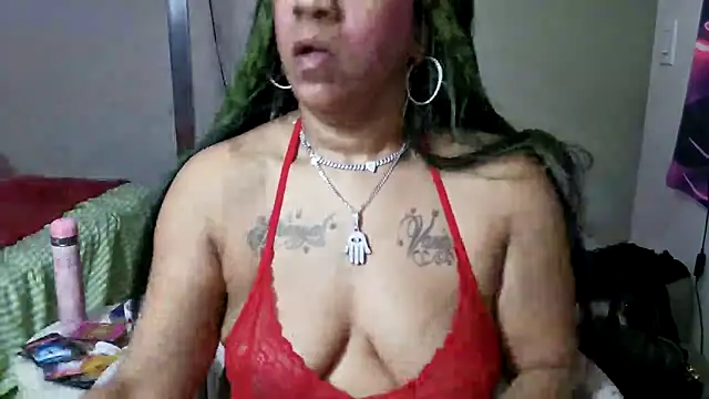 Snapshot of YasmineMinaj chatting on 11.18.25 YasmineMinaj online show from 11.18.25