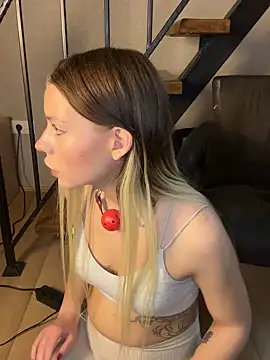 Snapshot of KittyKatyDream chatting on 12.28.24 KittyKatyDream online show from 12.28.24