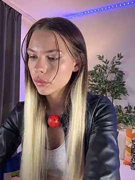 Snapshot of KittyKatyDream chatting on 02.05.25 KittyKatyDream online show from 02.05.25