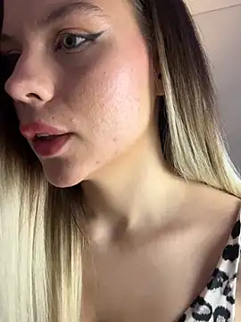 Snapshot of KittyKatyDream chatting on 03.13.25 KittyKatyDream online show from 03.13.25