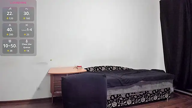 Snapshot of KitsuneRem chatting on 09.18.25 KitsuneRem online show from 09.18.25