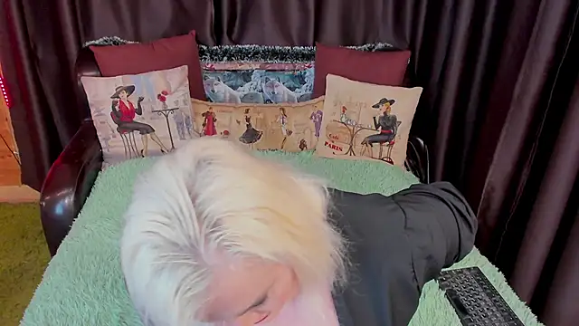 Snapshot of stiphlermom chatting on 12.30.24 stiphlermom online show from 12.30.24