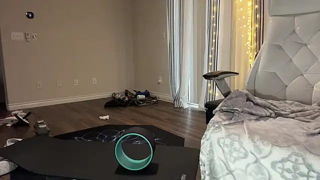 Snapshot of alexmannd chatting on 10.23.25 alexmannd online show from 10.23.25