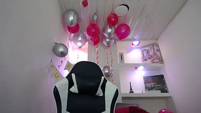 Snapshot of Charis_21 chatting on 11.13.25 Charis 21 online show from 11.13.25