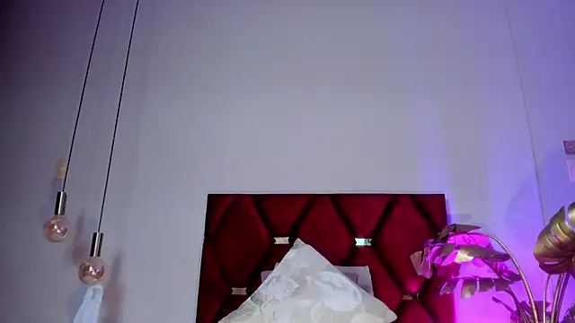 Snapshot of NoraDasilva chatting on 12.18.25 NoraDasilva online show from 12.18.25