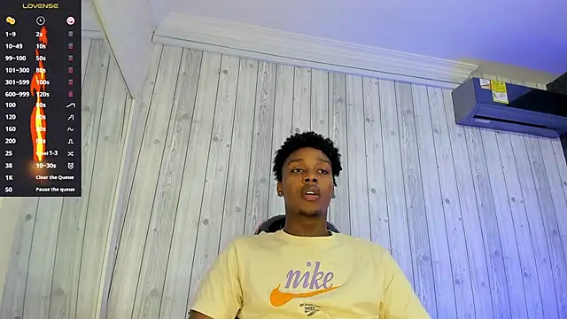 Snapshot of DominicSccott chatting on 03.08.25 DominicSccott online show from 03.08.25