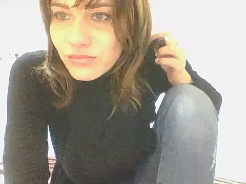 Snapshot of Emyly83 chatting on 01.11.25 Emyly83 online show from 01.11.25