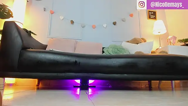 Nicollemays online show from 03.03.25