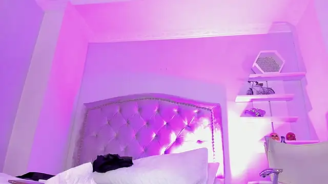 CamileHolmes online show from 12.15.24