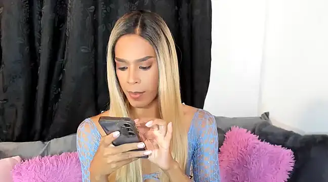 Snapshot of SKYLAROSSE chatting on 12.22.24 SKYLAROSSE online show from 12.22.24