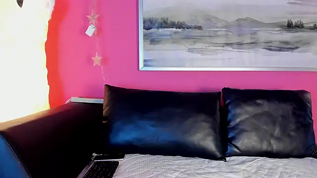 Snapshot of Tiffanysurez_ chatting on 11.05.25 Tiffanysurez online show from 11.05.25