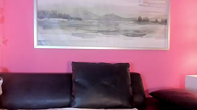 Snapshot of Tiffanysurez_ chatting on 11.19.25 Tiffanysurez online show from 11.19.25