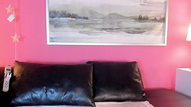 Snapshot of Tiffanysurez_ chatting on 11.21.25 Tiffanysurez online show from 11.21.25