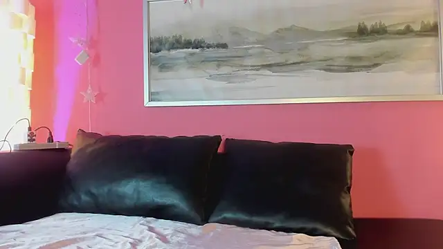 Snapshot of Tiffanysurez_ chatting on 11.25.25 Tiffanysurez online show from 11.25.25