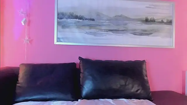 Snapshot of Tiffanysurez_ chatting on 11.28.25 Tiffanysurez online show from 11.28.25