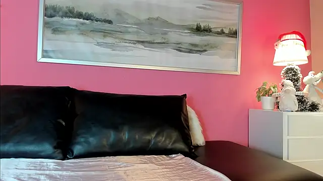 Snapshot of Tiffanysurez_ chatting on 12.17.25 Tiffanysurez online show from 12.17.25