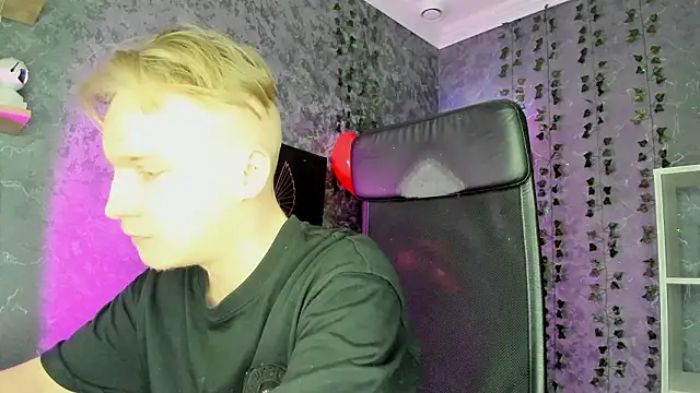 Snapshot of AlexxSweet chatting on 02.14.26 AlexxSweet online show from 02.14.26