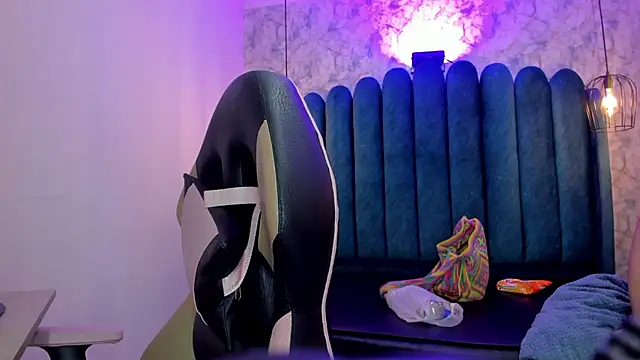 nalalye cruzz  online show from 10.23.25