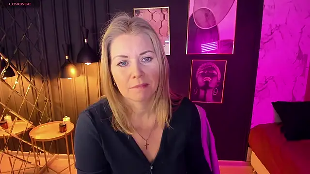 Annie Light online show from 02.04.25