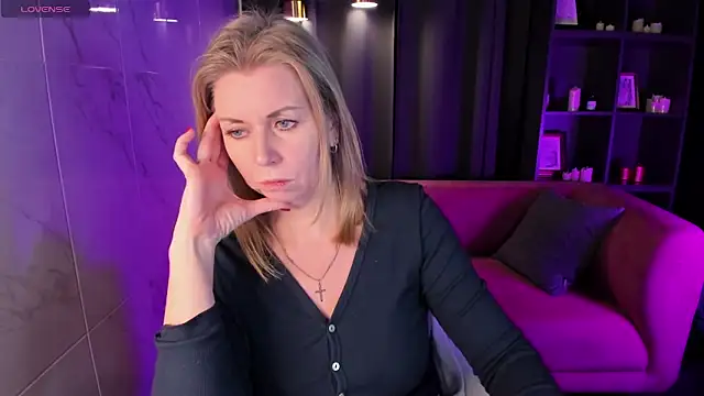 Annie Light online show from 02.11.25