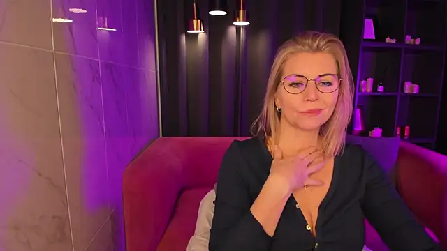 Annie Light online show from 03.20.25