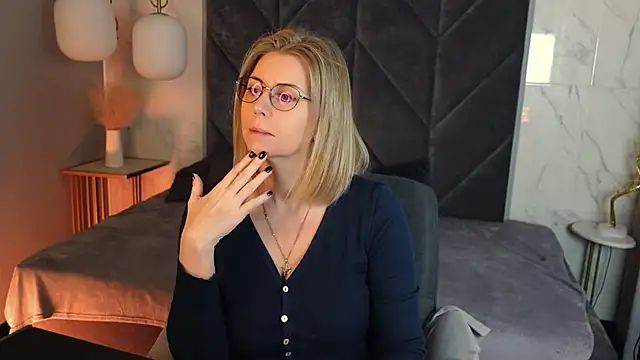 Annie Light online show from 12.23.25