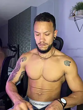 Snapshot of ARON_TAYLER01 chatting on 11.05.25 ARON TAYLER01 online show from 11.05.25