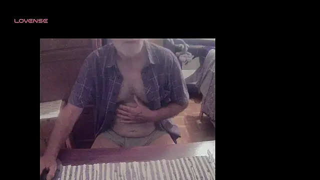 Snapshot of terrybare chatting on 09.10.25 terrybare online show from 09.10.25