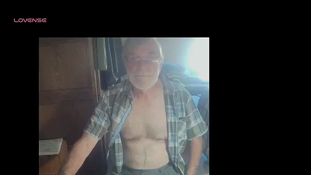 Snapshot of terrybare chatting on 09.12.25 terrybare online show from 09.12.25