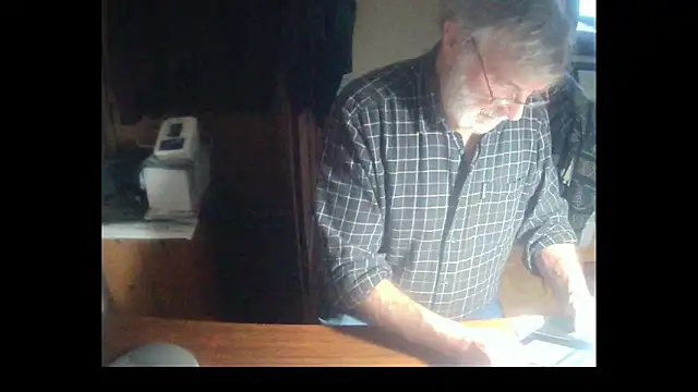 Snapshot of terrybare chatting on 12.20.25 terrybare online show from 12.20.25