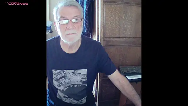Snapshot of terrybare chatting on 04.21.26 terrybare online show from 04.21.26