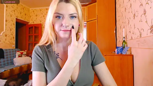 Snapshot of MarySweetness chatting on 03.11.25 MarySweetness online show from 03.11.25