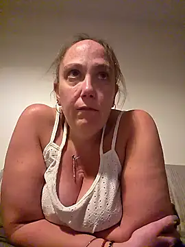 Snapshot of Wisie_Cutie chatting on 04.13.26 Wisie Cutie online show from 04.13.26