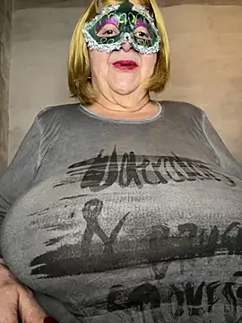 Snapshot of mariannecox chatting on 12.17.24 mariannecox online show from 12.17.24