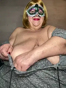 Snapshot of mariannecox chatting on 12.18.24 mariannecox online show from 12.18.24